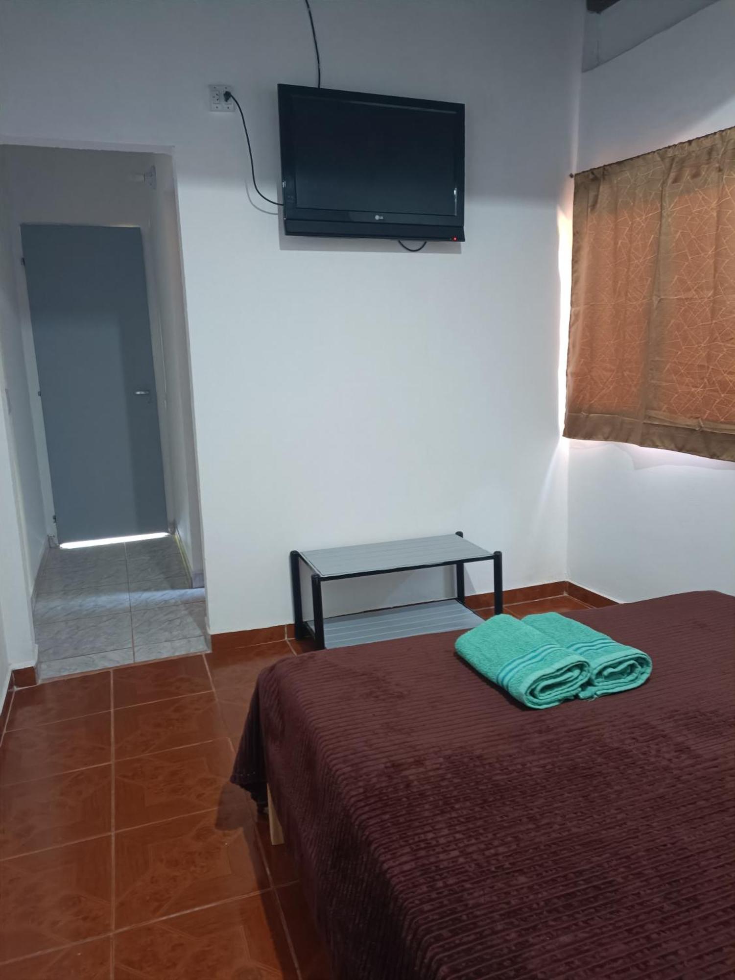 Hostel El Amanecer Пуерто Игуасу Екстериор снимка