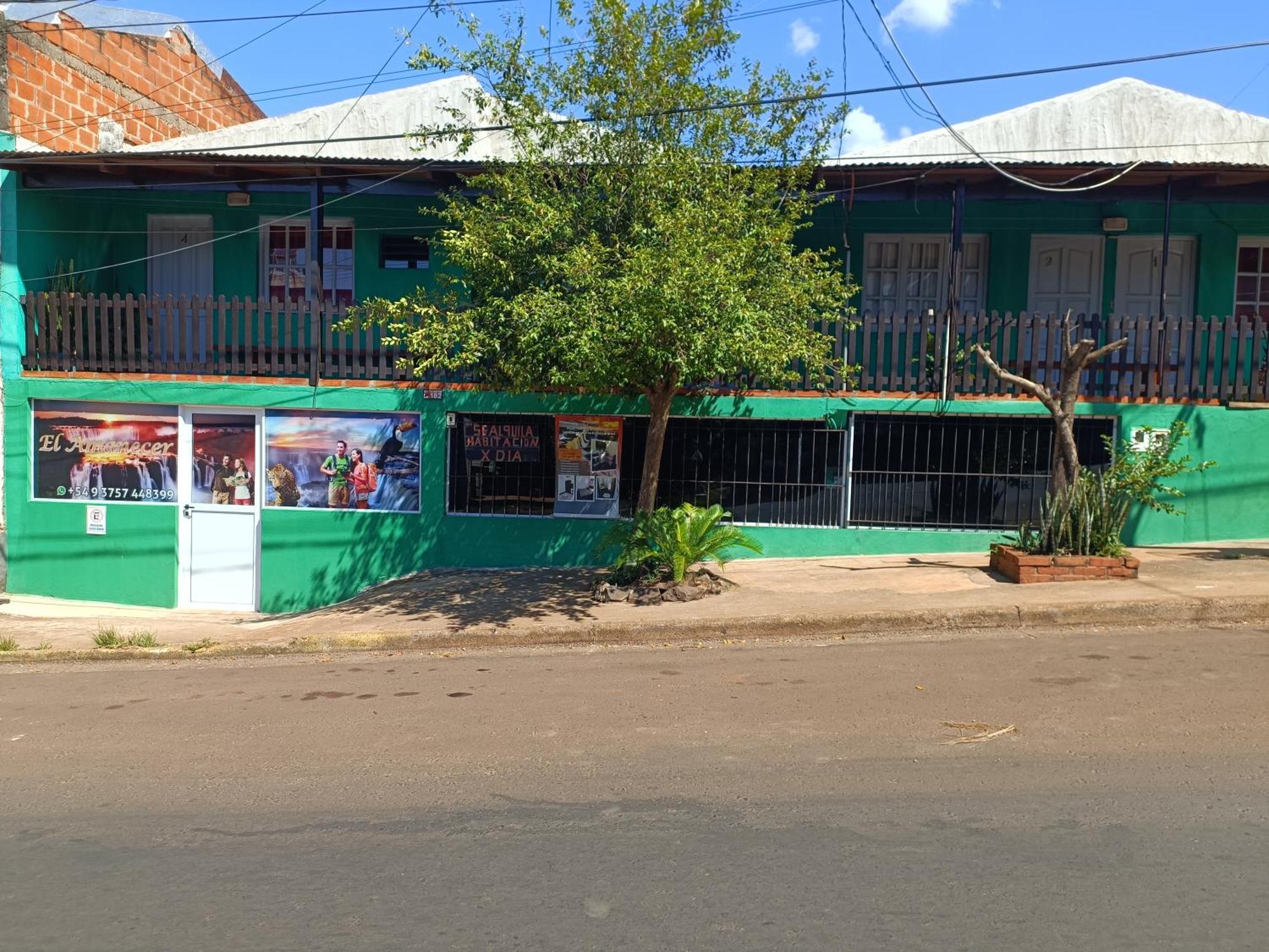 Hostel El Amanecer Пуерто Игуасу Екстериор снимка
